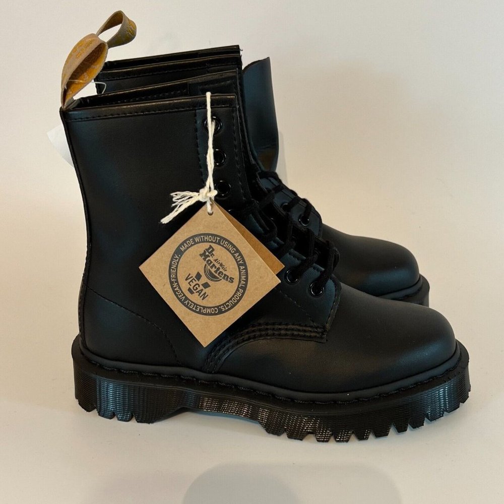 Dr. Martens Women's 27032 Black Leather Lace Up Ankle Combat Boots Size W 6 M 5